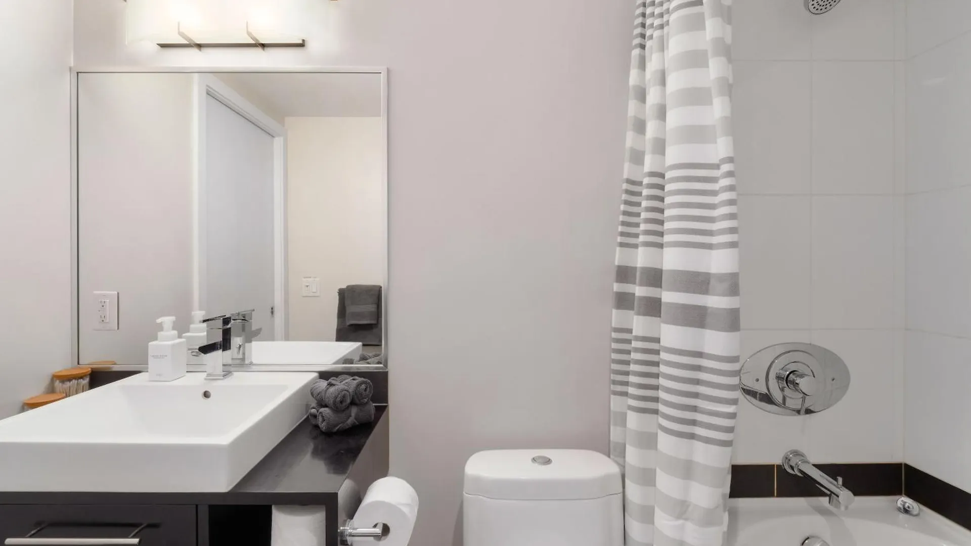 Daire Downtown Cityview Escape With Pool And Jacuzzi Near Rogers Arena Vancouver