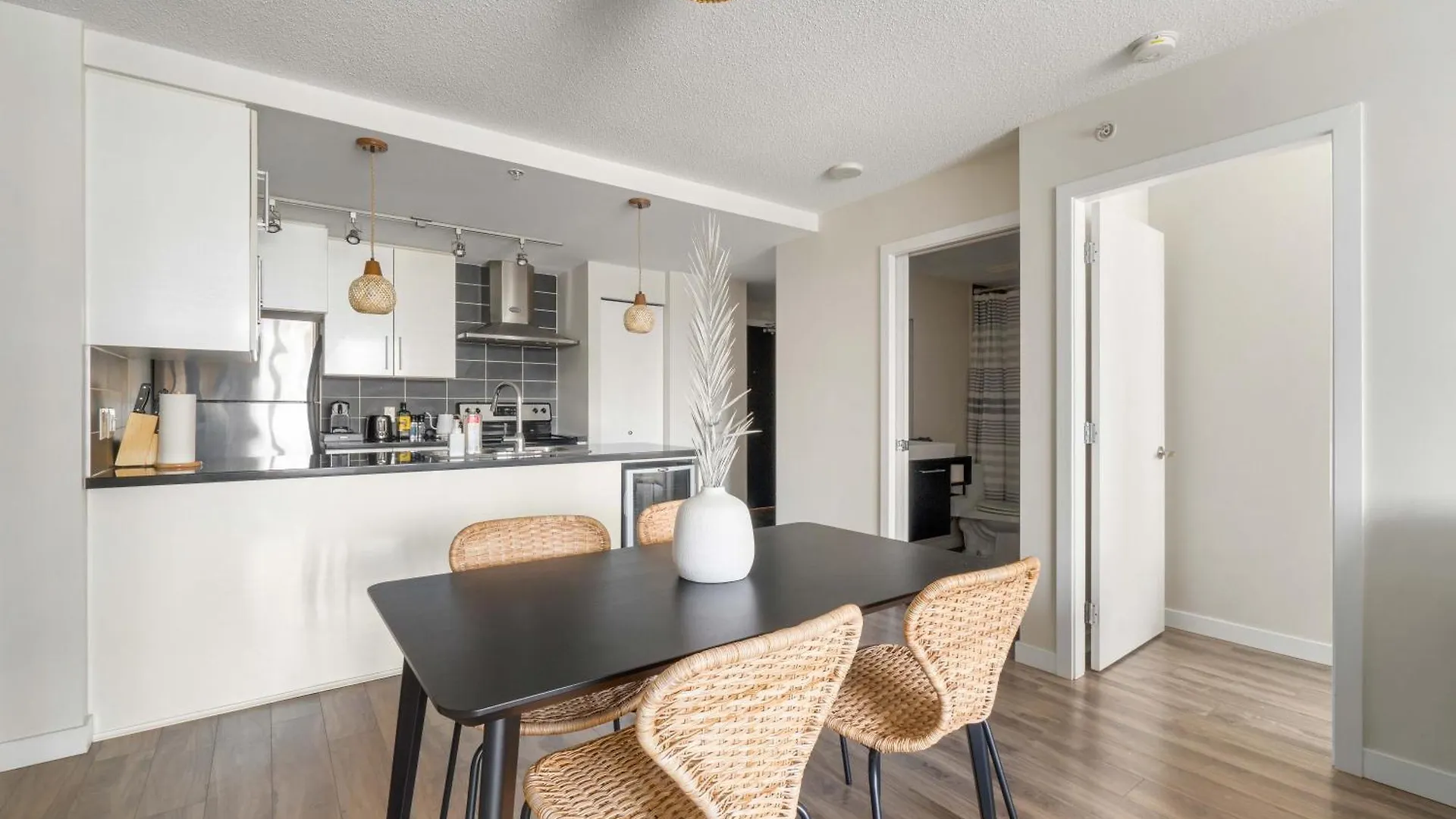 Downtown Cityview Escape With Pool And Jacuzzi Near Rogers Arena Vancouver Daire