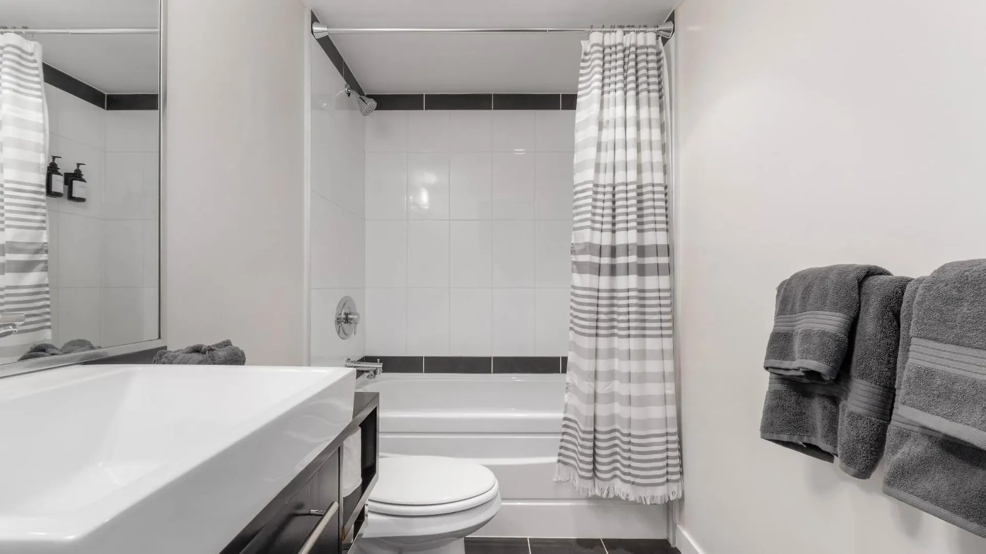 Downtown Cityview Escape With Pool And Jacuzzi Near Rogers Arena Vancouver