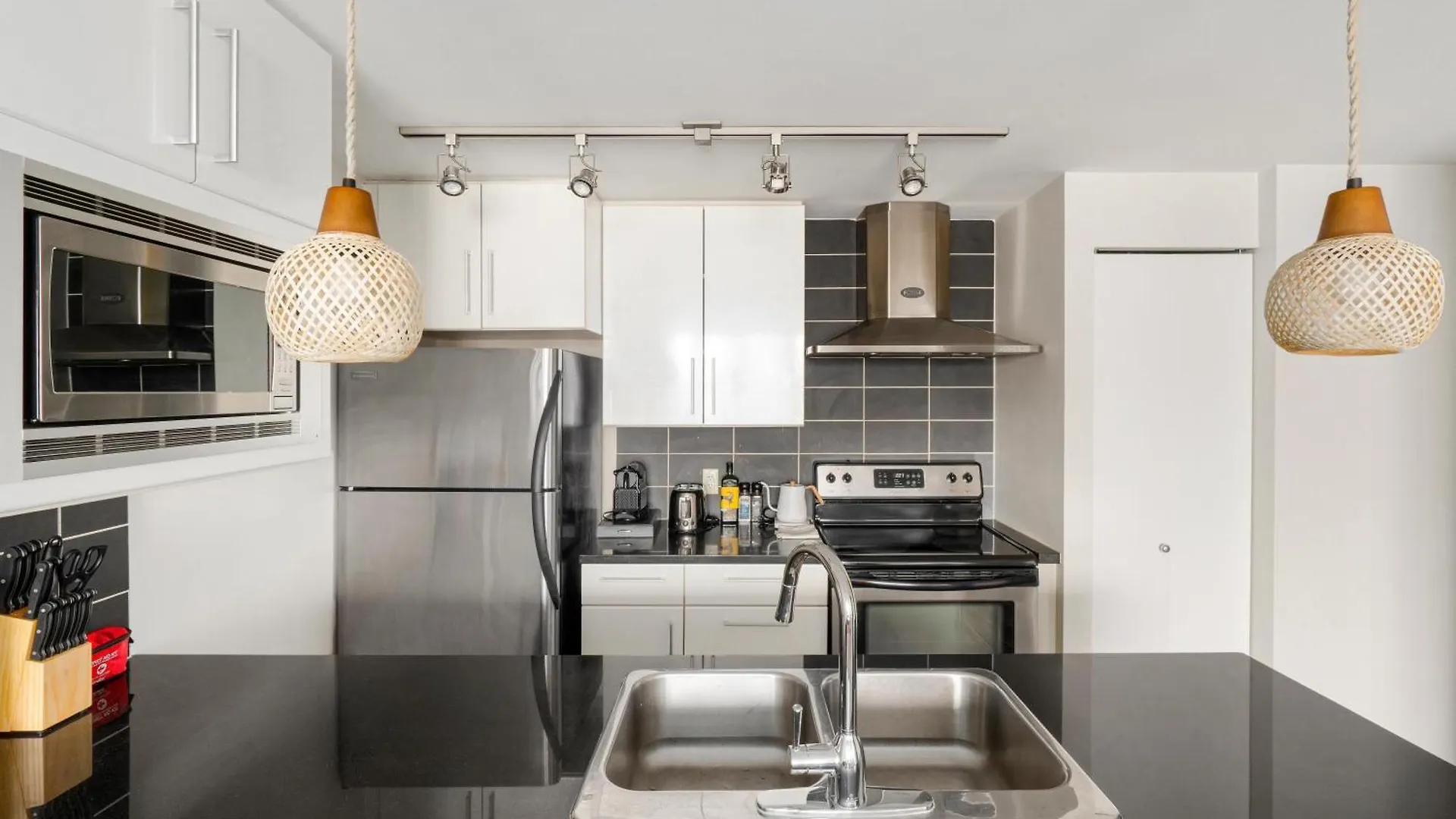 Downtown Cityview Escape With Pool And Jacuzzi Near Rogers Arena فانكوفر 0*,  كندا