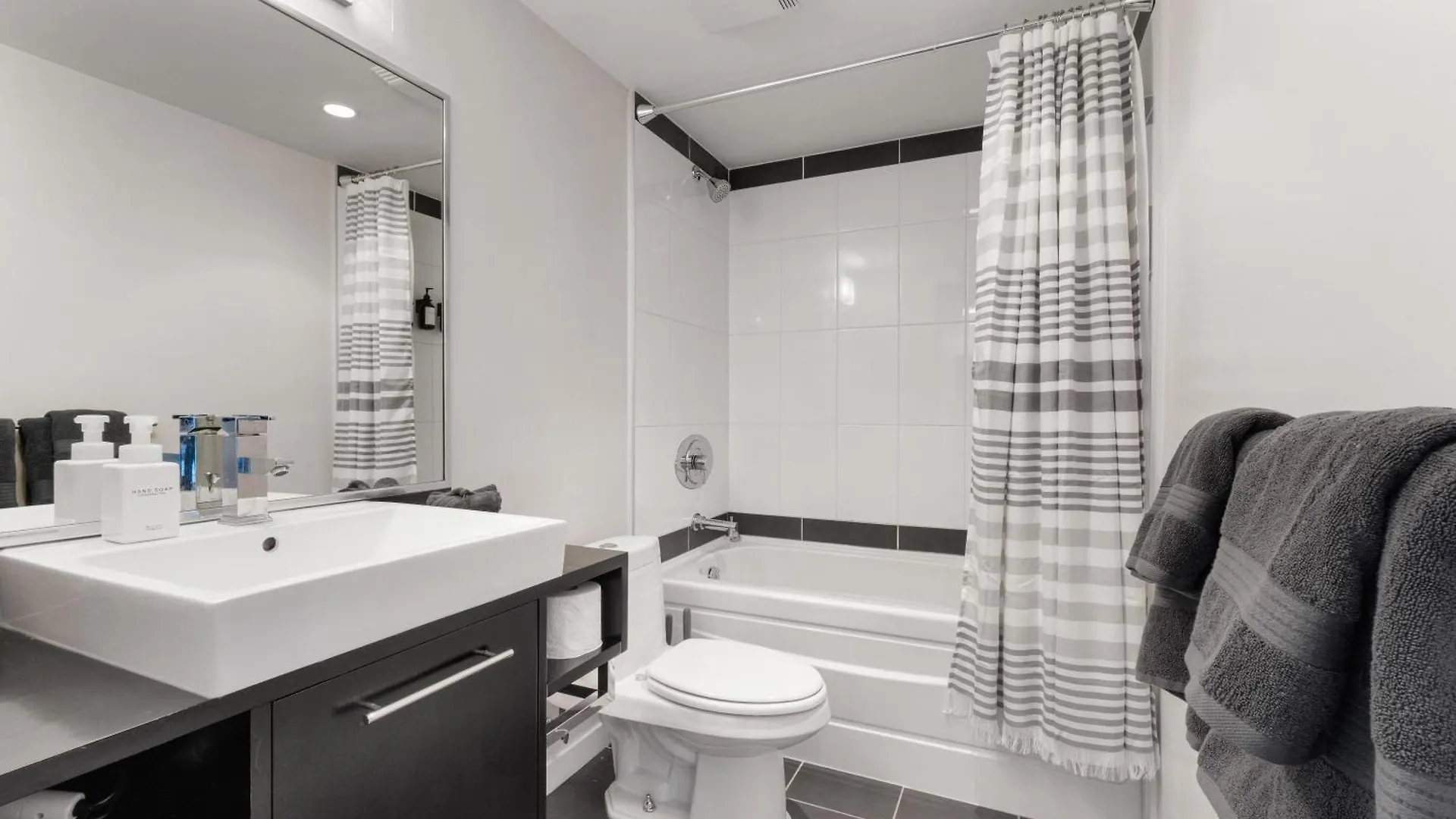 Downtown Cityview Escape With Pool And Jacuzzi Near Rogers Arena فانكوفر